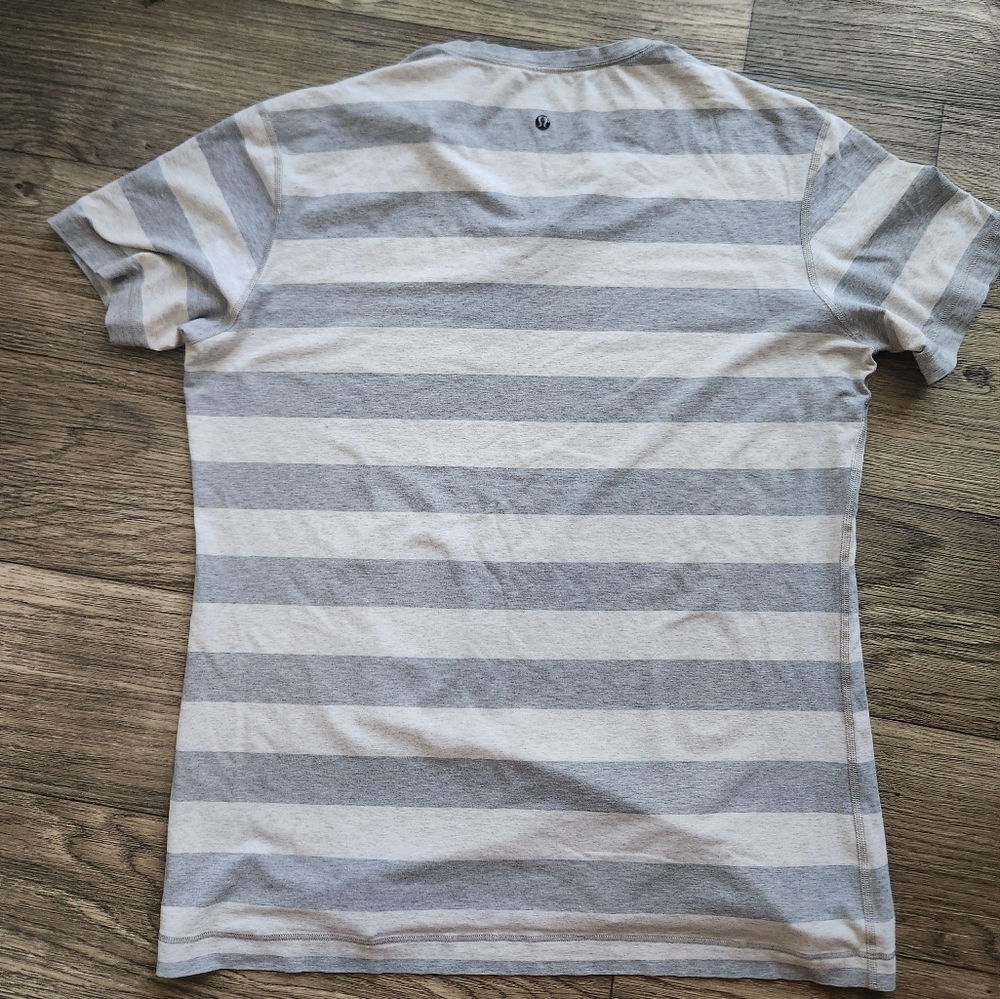 Lululemon Shirt Large Short Sleeve V-Neck Striped Relaxed Fit Athleisure - Picture 7 of 7